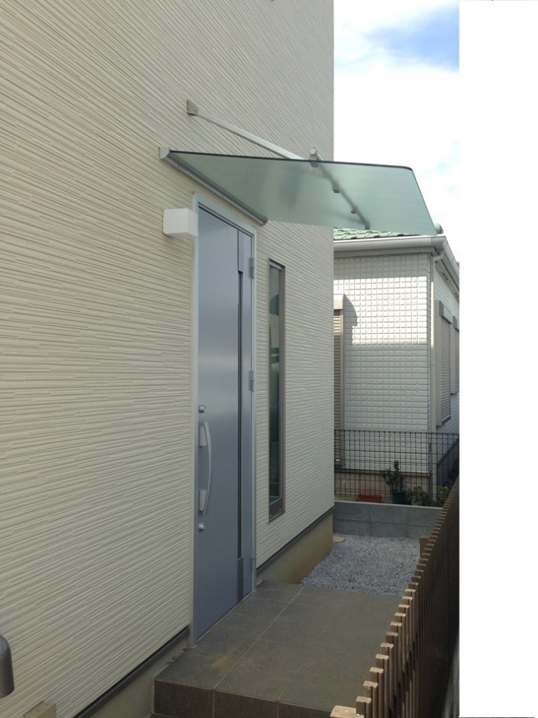 シンプルでスマートなひさし『クリアルーフ』を取りつけました！ 建材専門商社の株式会社トーヨー住建｜茨城県常総市